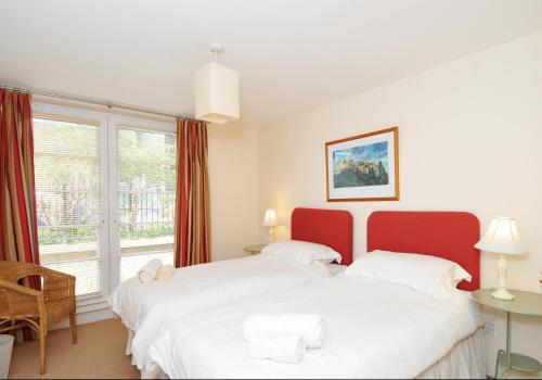 202 quiet 2 bedroom property in residential area with secure private parking