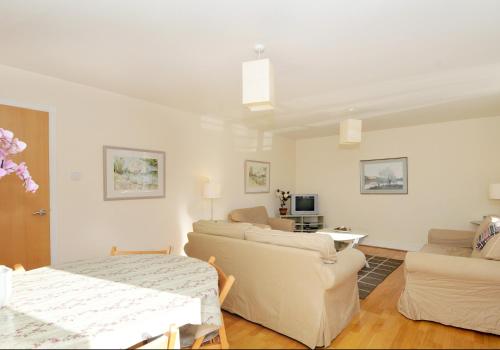 202 quiet 2 bedroom property in residential area with secure private parking - image 4