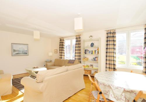 202 quiet 2 bedroom property in residential area with secure private parking - image 10