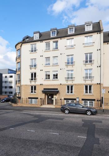 202 quiet 2 bedroom property in residential area with secure private parking - image 12
