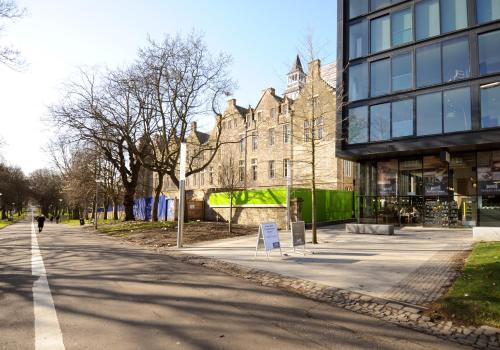273 Stylish 2 bedroom apartment in the Quartermile development - offers private parking - image 9