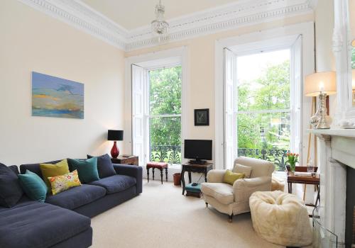 325 - Delightful 2 bedroom apartment situated in typical 18th century square - image 10