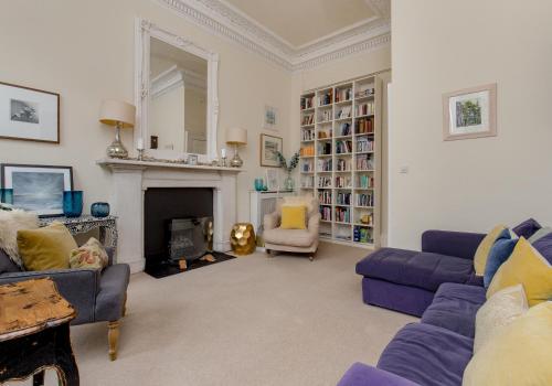 325 - Delightful 2 bedroom apartment situated in typical 18th century square - main image