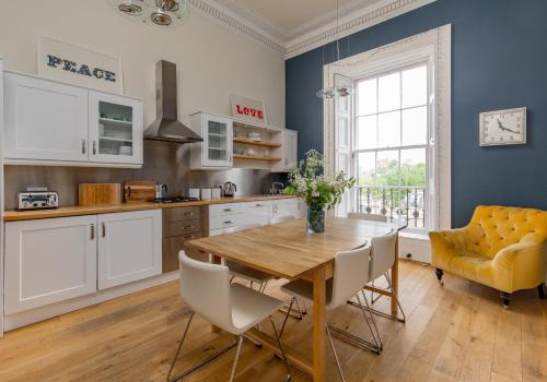 325 - Delightful 2 bedroom apartment situated in typical 18th century square - image 9