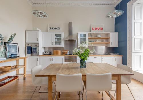 325 - Delightful 2 bedroom apartment situated in typical 18th century square - image 8