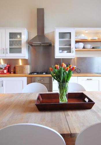 325 - Delightful 2 bedroom apartment situated in typical 18th century square - image 7