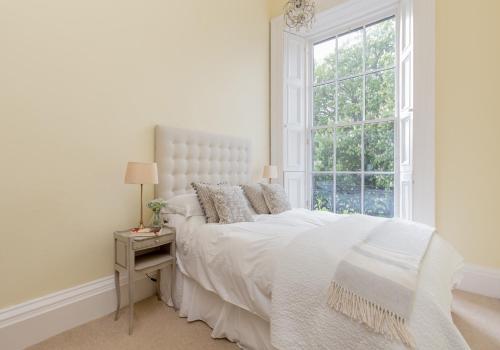325 - Delightful 2 bedroom apartment situated in typical 18th century square - image 4