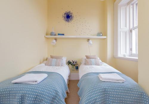 325 - Delightful 2 bedroom apartment situated in typical 18th century square - image 13