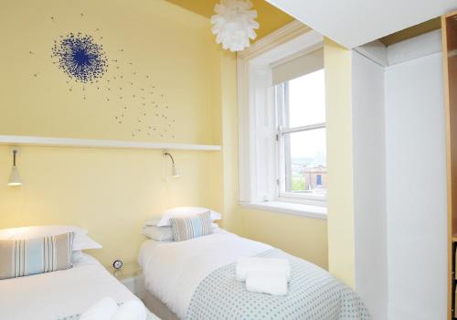 325 - Delightful 2 bedroom apartment situated in typical 18th century square - image 11