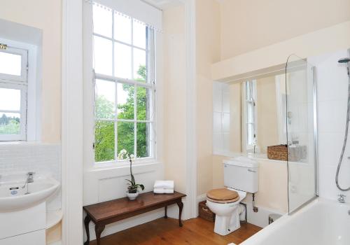 325 - Delightful 2 bedroom apartment situated in typical 18th century square - image 12