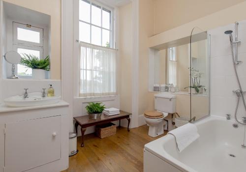 325 - Delightful 2 bedroom apartment situated in typical 18th century square - image 2