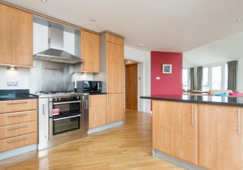 403 Portland Gardens Penthouse Apartment - image 12