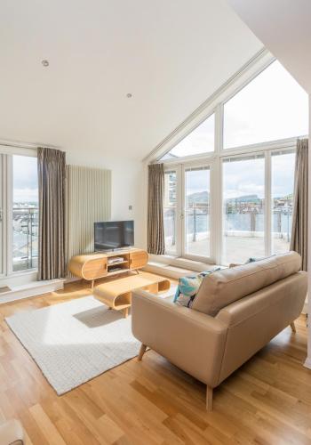 403 Portland Gardens Penthouse Apartment - image 10