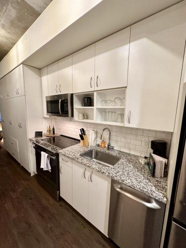 Flexhome East Side Studio UR7 - BradySt Gym Balcony in Milwaukee, USA