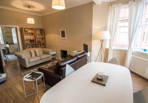 419 Luminous 2 bedroom apartment in the heart of Edinburgh's Old Town - image 4