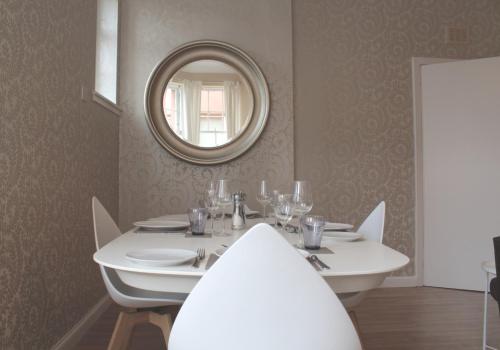 419 Luminous 2 bedroom apartment in the heart of Edinburgh's Old Town - image 8