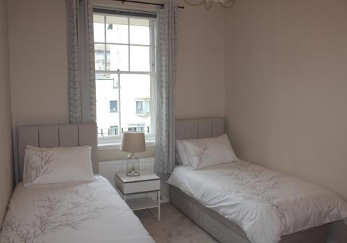 419 Luminous 2 bedroom apartment in the heart of Edinburgh's Old Town - image 3