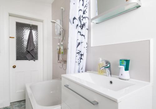 Bathroom, King's Road - 425 in Portobello