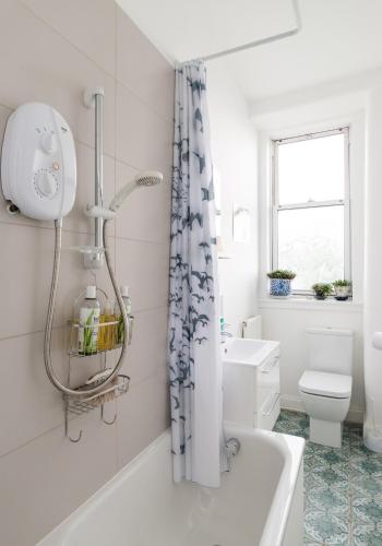 425 Quirky and charming 2 bedroom seaside apartment in Portobello - main image