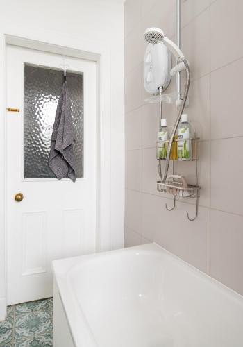 Bathroom, King's Road - 425 in Portobello