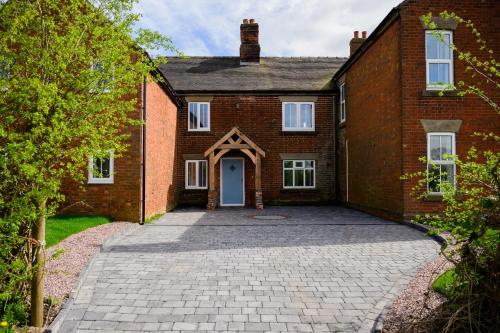 The Farmhouse Private HOT TUB & SAUNA & TV-CINEMA Room Very Special Home Near Cannock Chase gîte à louer Pipe Ridware