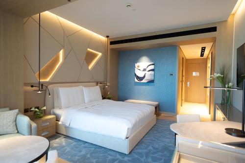 Premium King Room image 5