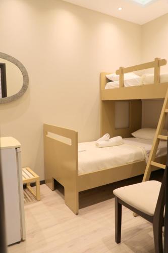 1 double bed, 1 twin bed