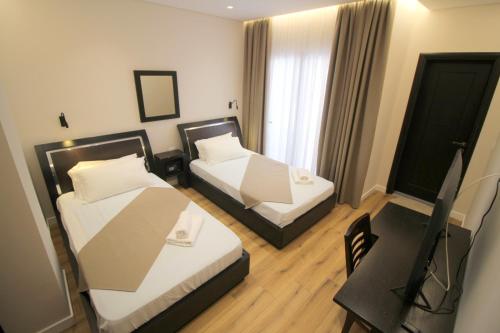 3 twin beds