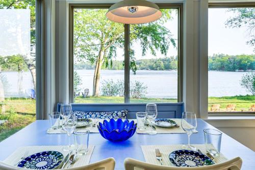 Waterfront Cottage in Summer Village with Grill in Westford (MA)