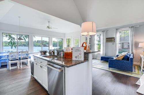 Waterfront Cottage in Summer Village with Grill in Westford (MA)