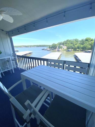 B Lakefront! Remodeled, Boat Slip, Patio Views, Pool, Boat Ramp, WIFI