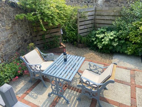 Millers Cottage Upton - image 4