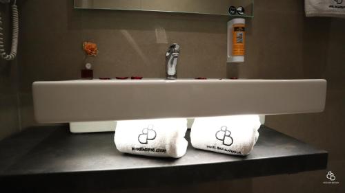 Deluxe Double Room with Balcony image 10