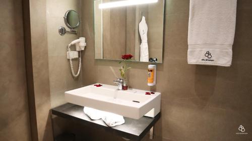 Deluxe Double Room with Balcony image 3