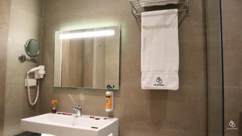 Deluxe Double Room with Balcony image 4