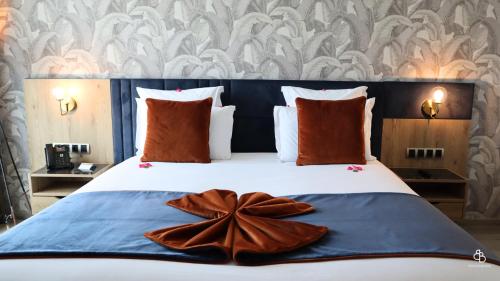 Deluxe Double Room with Balcony image 5