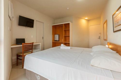 1 double bed, 2 twin beds