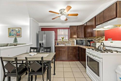 Garden Condo with Work Desk and free kids toys in Forest Park, USA