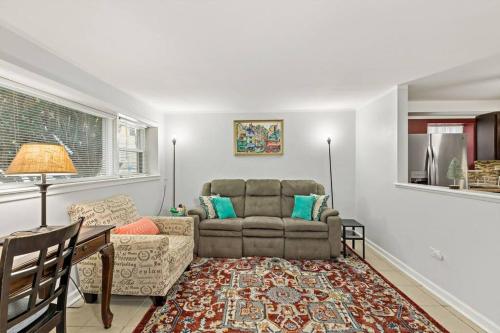 Garden Condo with Work Desk and free kids toys in Forest Park, USA