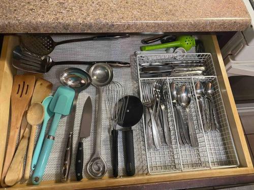 Garden Condo with Work Desk and free kids toys in Forest Park, USA