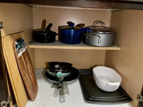Garden Condo with Work Desk and free kids toys in Forest Park, USA