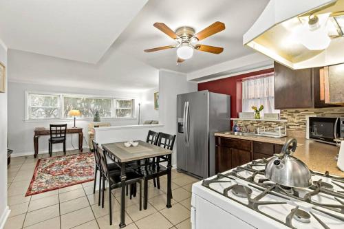 Garden Condo with Work Desk and free kids toys in Forest Park, USA