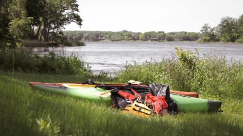 Mid-Century Lakefront Haven Near Wayzata - image 3