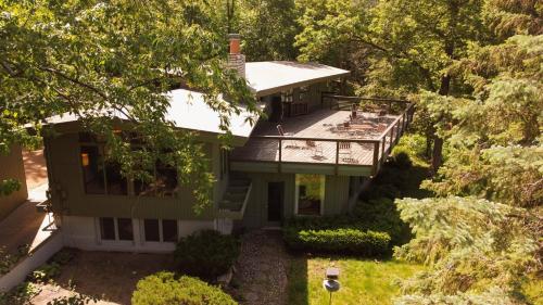 Mid-Century Lakefront Haven Near Wayzata - image 4