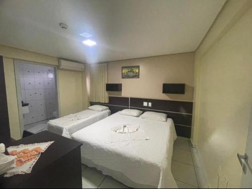 1 queen bed, 1 twin bed