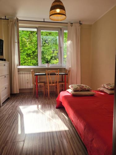 Sunny and lovely apartment. Near Chopin Airport!, Warschau