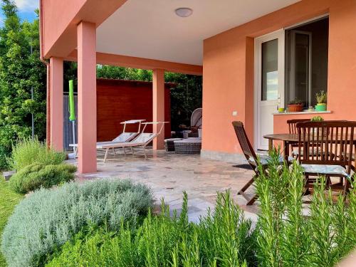 Iekārtas, La casa nel verde con piscina in Ricco Del Golfo