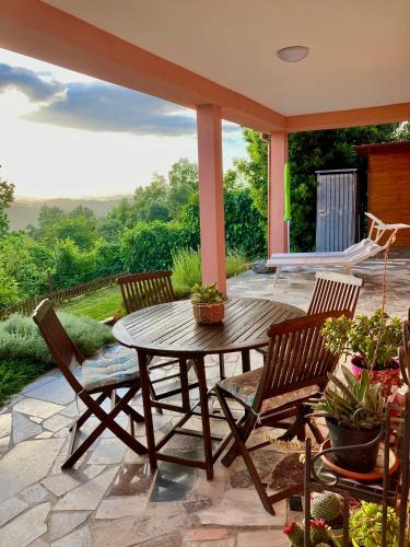 Iekārtas, La casa nel verde con piscina in Ricco Del Golfo