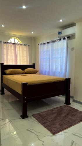 Luxurious 2 Bedroom Apartment- Georgetown - image 5