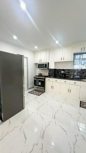Luxurious 2 Bedroom Apartment- Georgetown - image 4